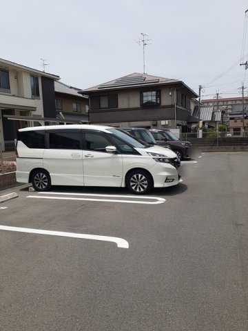 ハーベストコートＢの駐車場