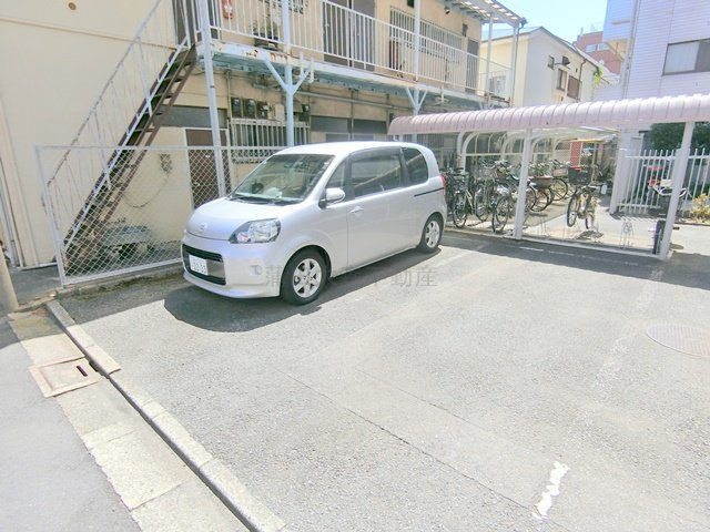 エミネンスコート多摩堤通りの駐車場