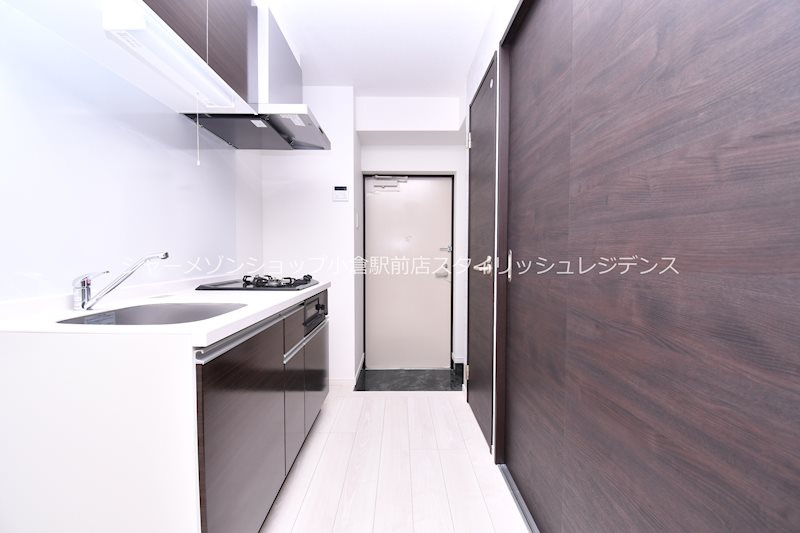 MDIグランコルディール室町 　　のキッチン|床・建具・アクセントクロス等は階数により異なる為、現況を優先致します。
