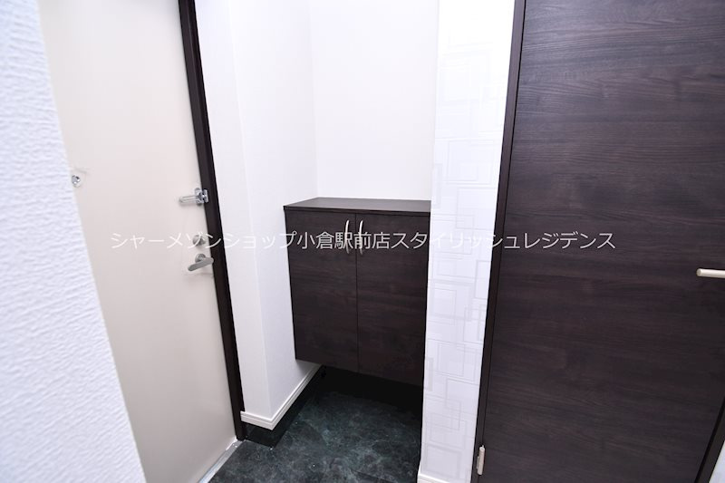 MDIグランコルディール室町 　　の玄関|床・建具・アクセントクロス等は階数により異なる為、現況を優先致します。