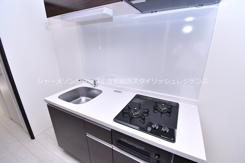 MDIグランコルディール室町 　　のキッチン|床・建具・アクセントクロス等は階数により異なる為、現況を優先致します。
