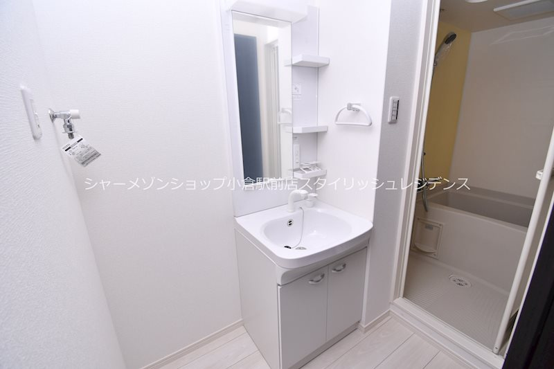 MDIグランコルディール室町 　　の洗面所|床・建具・アクセントクロス等は階数により異なる為、現況を優先致します。