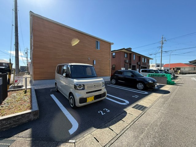 ウイングW-SpecⅡの駐車場