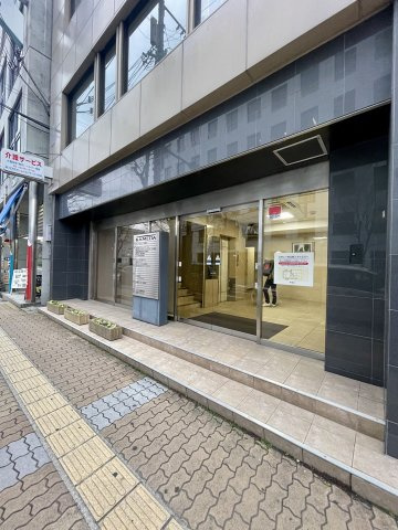 ＫＡＭＥＤＡビルのエントランス