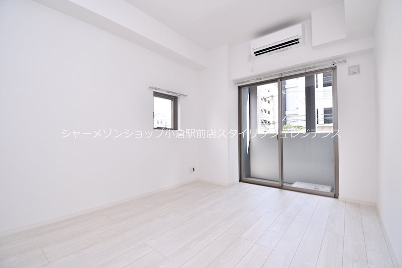MDIグランコルディール室町の居間・リビング|床・建具・アクセントクロス等は階数により異なる為、現況を優先致します。