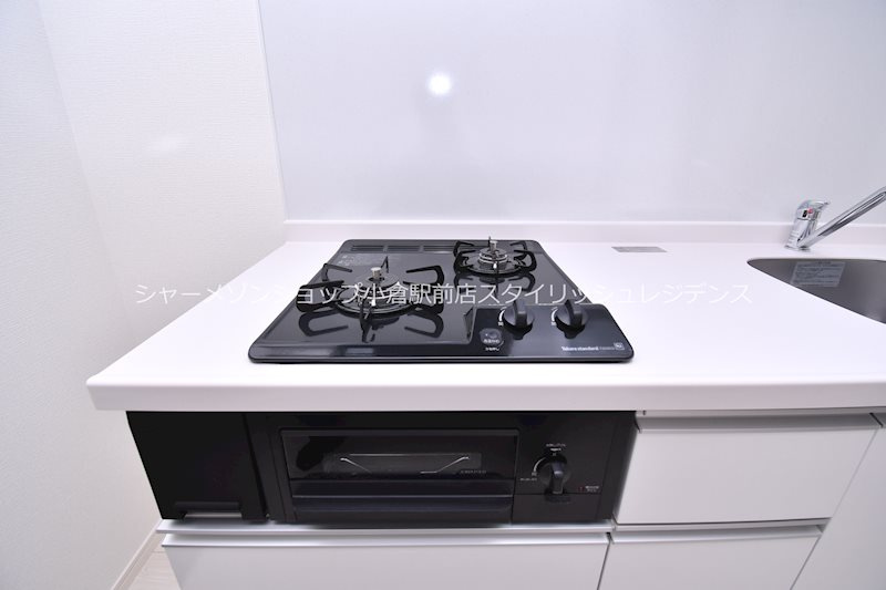 MDIグランコルディール室町のキッチン|床・建具・アクセントクロス等は階数により異なる為、現況を優先致します。