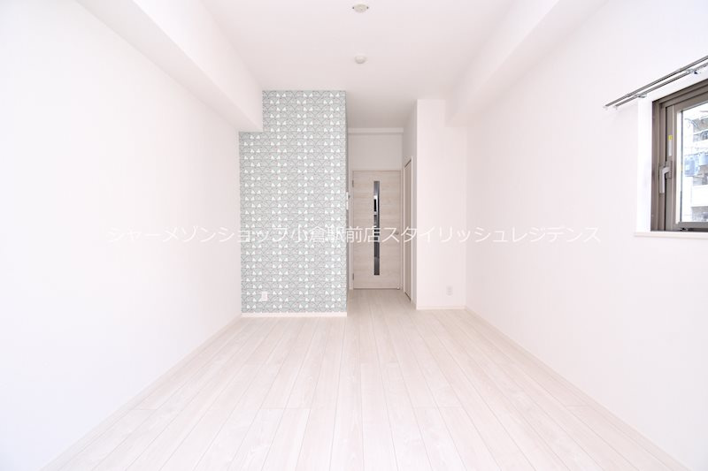 MDIグランコルディール室町の居間・リビング|床・建具・アクセントクロス等は階数により異なる為、現況を優先致します。