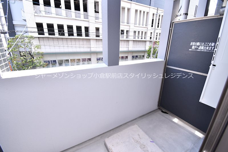 MDIグランコルディール室町のバルコニー|床・建具・アクセントクロス等は階数により異なる為、現況を優先致します。