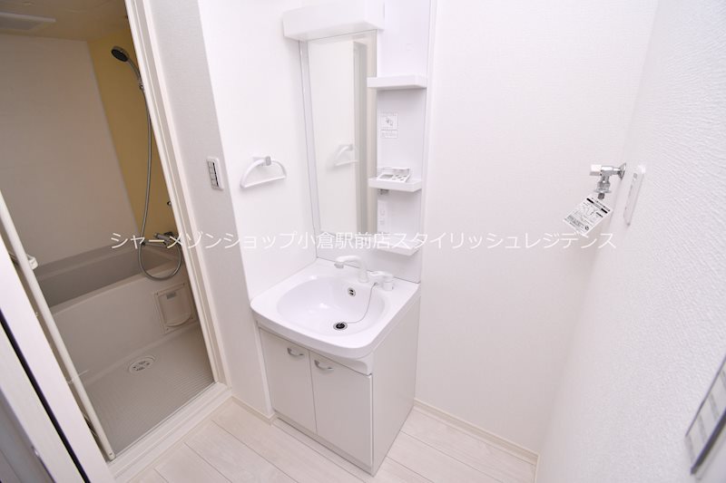 MDIグランコルディール室町の洗面所|床・建具・アクセントクロス等は階数により異なる為、現況を優先致します。