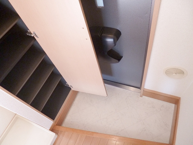 グレイスコートの玄関|縦に長い下駄箱で靴もたくさん入ります。
