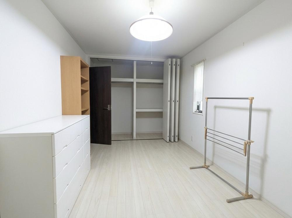 長尾元町4丁目　中古一戸建ての寝室|２階洋室
■物件内覧・資金計画相談・住宅ローン相談、リフォーム相談、お問合せ受付中■
※当日・翌日のご内覧、ご相談はお電話でのお問合せがスムーズです！