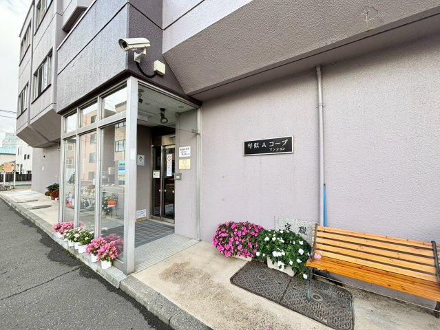 琴似Ａコープマンションのエントランス|清掃が行き届いたエントランス。管理の良さが感じられるきれいな共用空間です。