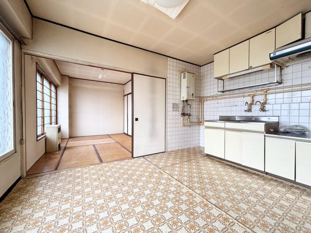 琴似Ａコープマンションのキッチン|和室と隣接したダイニングキッチン。10階ならではの陽当たりと明るさが魅力