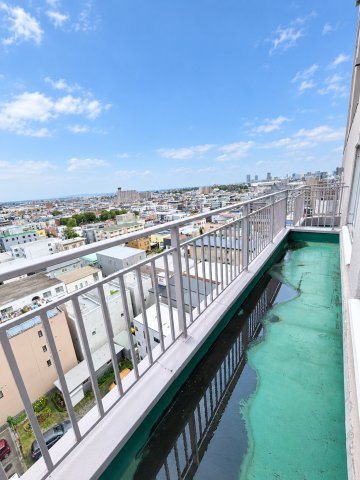 琴似Ａコープマンションの展望|上階に住戸がない10階部分。開放感のあるバルコニーから、心地よい空の広がりを感じられます