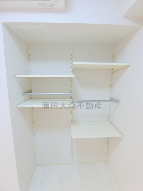 コンフォリア大森山王の設備|洋室3.1帖　棚板収納