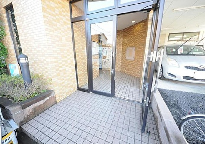 柏市根戸の賃貸マンションのエントランス