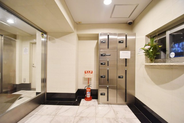 【設備】 | メインステージ南麻布Ⅱ | 通勤や通学、おでかけなどで家をあけている間にも荷物を受け取れる宅配BOX。ネット通販や宅配サービスの利用頻度が高い人にとっても、うれしい設備です。～即日のご見学可能～　お問合せはお気軽にどうぞ。
