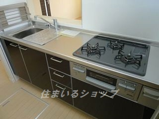 メゾン・フローラ　A棟のキッチン|３口コンロ付システムキッチン