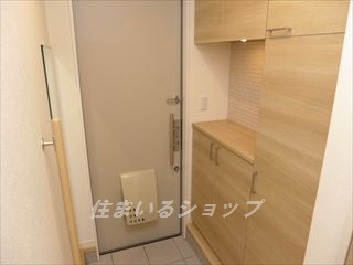 Ｆｌｏｒａ（フローラ）　Ｂ棟の玄関|大型シューズボックス・手すりあり