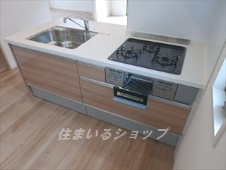 Ｆｌｏｒａ（フローラ）　Ｂ棟のキッチン|３口ガスコンロ・グリル付きシステムキッチン