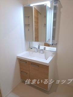 Ｆｌｏｒａ（フローラ）　Ｂ棟の洗面所|三面鏡付きシャンプードレッサー