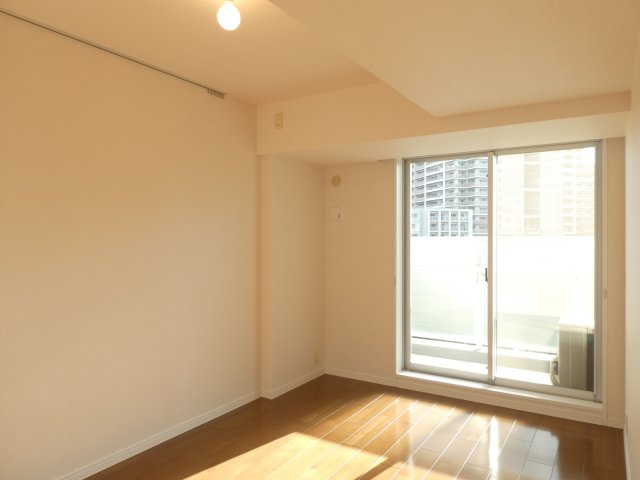 落ち着いた色調の寝室です