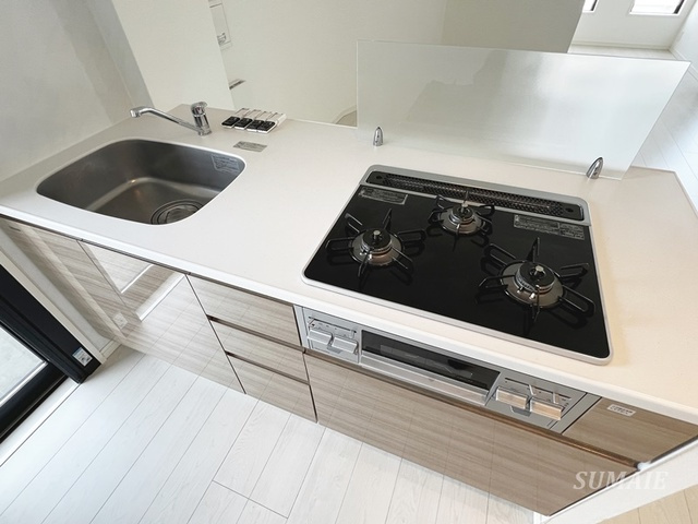 S-RESIDENCE王子westのキッチン|3口ガスコンロのシステムキッチンです★