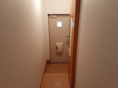 【玄関】 | カーサ　チェーロ　ブル　Ⅱ | 収納もある玄関です