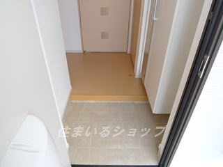 マイネ　ファミーリエ　Ⅰの玄関|ミラー付き大型シューズボックス