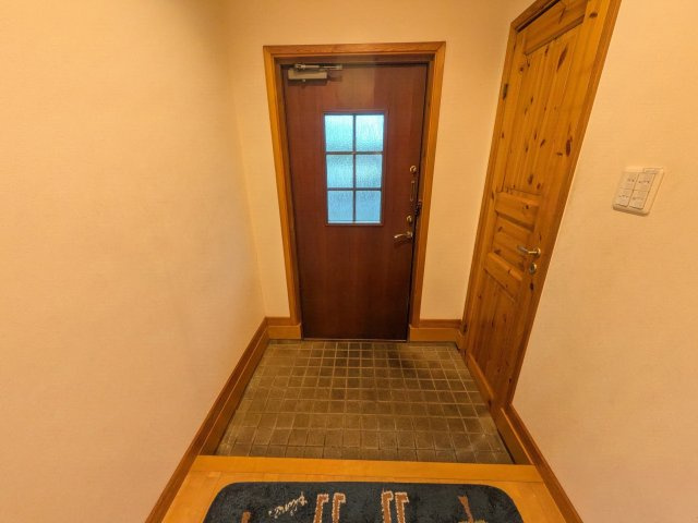 西鞘ヶ谷町14番15号（C-8）の玄関