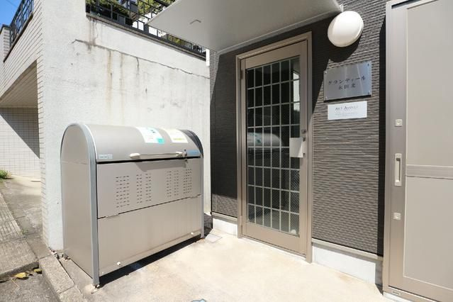横浜市南区永田北２丁目のアパートのエントランス