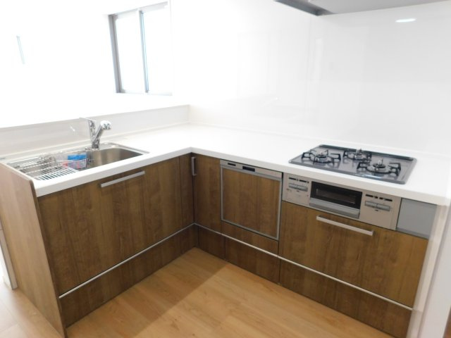 名古屋市中村区日ノ宮町４丁目の新築一戸建のキッチン|◇キッチン◇　　L 型キッチン・人造大理石フラットキッチン・食洗機・浄水器一体型水栓・静音仕様シンク・薄型換気扇・Ｓｉセンサーコンロ（３口）・床下収納庫完備