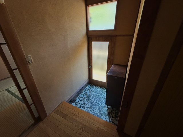 里見平家貸戸建の玄関