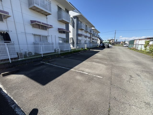 フローラ泉町Ｃの駐車場