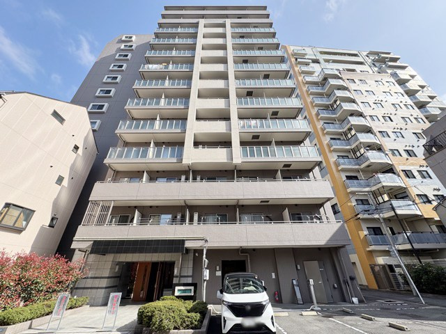 【外観】 | 日神デュオステージ浅草 | 青空によく映える建物です。手入れの行き届いた外壁やマンション正面エントランスなど、綺麗な姿をぜひ一度、現地にてご覧ください。～即日のご見学可能～　お問合せはお気軽にどうぞ。
