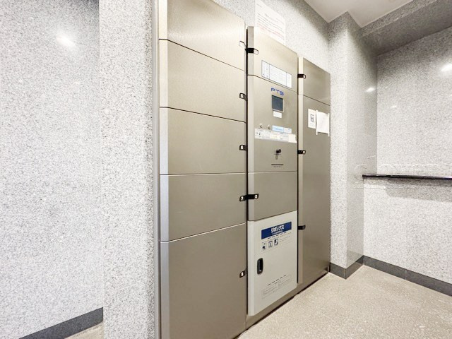 【設備】 | 日神デュオステージ浅草 | 通勤や通学、おでかけなどで家をあけている間にも荷物を受け取れる宅配BOX。ネット通販や宅配サービスの利用頻度が高い人にとっても、うれしい設備です。～即日のご見学可能～　お問合せはお気軽にどうぞ。
