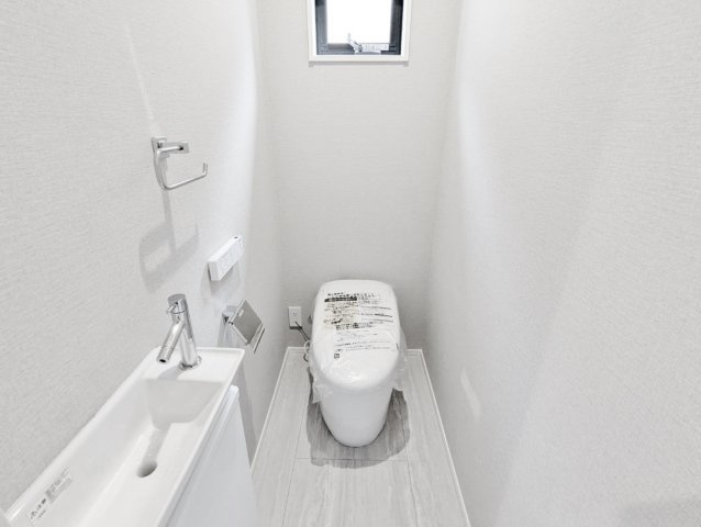 練馬区練馬2丁目 限定1棟のトイレ|2階トイレ
手洗いカウンターを設置しています
トイレは1階と2階それぞれに設置しているので忙しい朝にも便利です