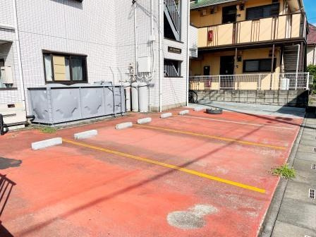 シャロン・ローズの駐車場