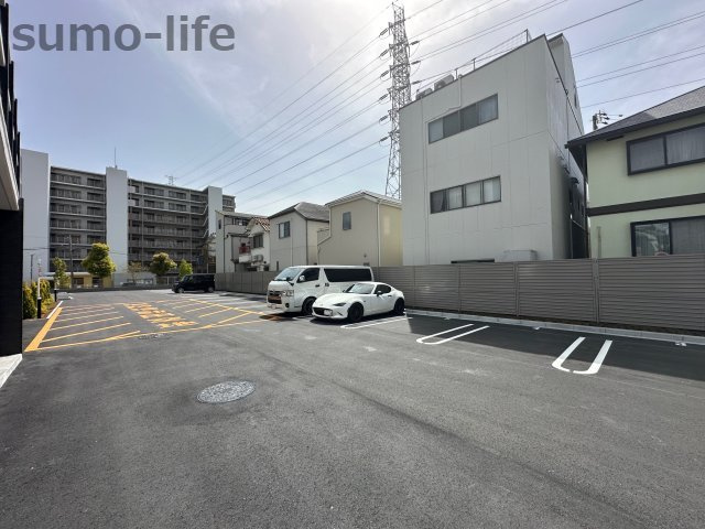 グラシス池尻の駐車場