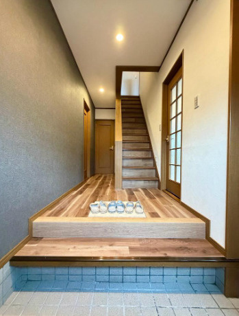 箕面市桜ヶ丘４丁目　中古戸建の玄関