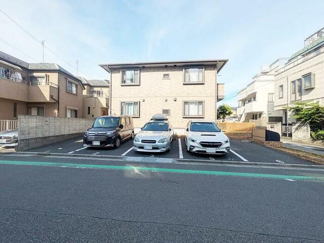 モア・コンフォートの駐車場