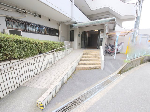 メゾン東生駒（YD3番館）のエントランス