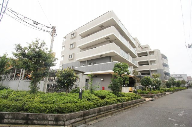 【外観】 | フォルスコート保谷　(保谷店) | 1階住戸ならではの専用庭付き物件。ガーデニングや家庭菜園などの趣味も楽しみやすいです。(専用庭使用料：月額270円)