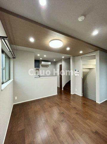 墨田区東向島6丁目中古住宅の居間・リビング|【居間・リビング】「ＬＤＫは家族団らんをデザイン」広いＬＤＫでは家族が集まり一緒の時間を過ごせる工夫がされております。何気ない一日の当たり前のひとコマがいつか一生の宝物になります