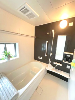 【浴室】 | 阿見町うずら野2丁目15番　新築戸建 | 落ち着いたデザインが魅力のバスルーム。ゆったりとした浴槽で、一日の疲れを癒すくつろぎの時間をお過ごしいただけます。清潔感のある快適な空間で、毎日のバスタイムをより豊かに演出します。