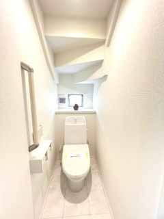 【トイレ】 | 阿見町うずら野2丁目15番　新築戸建 | 清潔感のある明るいトイレ。毎日快適に使える、使い勝手にも配慮された心地よい空間です。