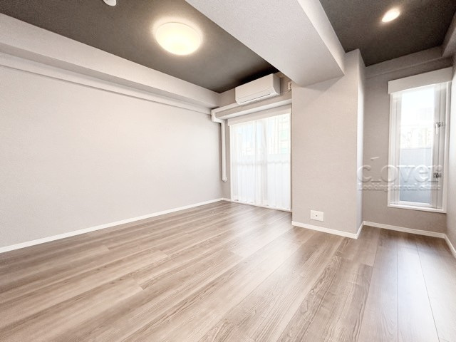 【子供部屋】 | 歌舞伎町ダイヤモンドパレス | 部屋の２面に、光を取り込む窓があるため、大変明るい空間です。ベッドやデスクなど、配置したい家具類を想像してご覧ください。～即日のご見学可能～　お問合せはお気軽にどうぞ。