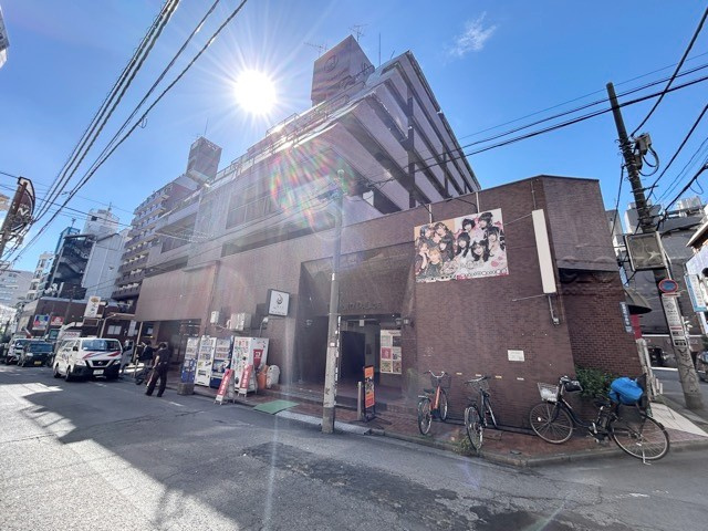 【外観】 | 歌舞伎町ダイヤモンドパレス | 青空によく映える建物です。手入れの行き届いた外壁やマンション正面エントランスなど、綺麗な姿をぜひ一度、現地にてご覧ください。～即日のご見学可能～　お問合せはお気軽にどうぞ。