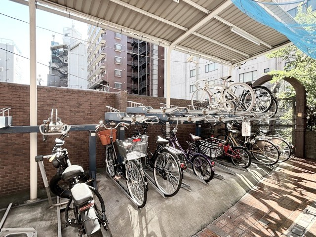 【駐輪場】 | 歌舞伎町ダイヤモンドパレス | マンションの駐車場スペース。空きの有無や駐車料金、サイズ規定などについては、改めてお問い合わせください。～即日のご見学可能～　お問合せはお気軽にどうぞ。