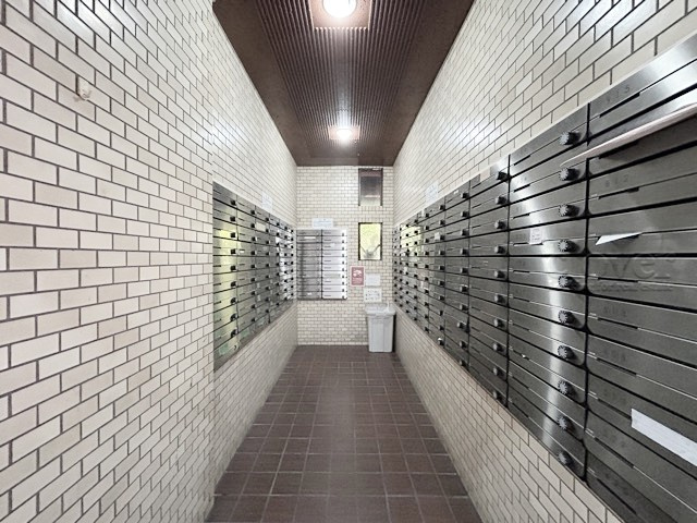 【設備】 | 歌舞伎町ダイヤモンドパレス | 郵便物を受け入れる住民共用のポスト。「集合ポスト」とも呼びます。ここもまた、マンションの「顔」のひとつです。～即日のご見学可能～　お問合せはお気軽にどうぞ。
